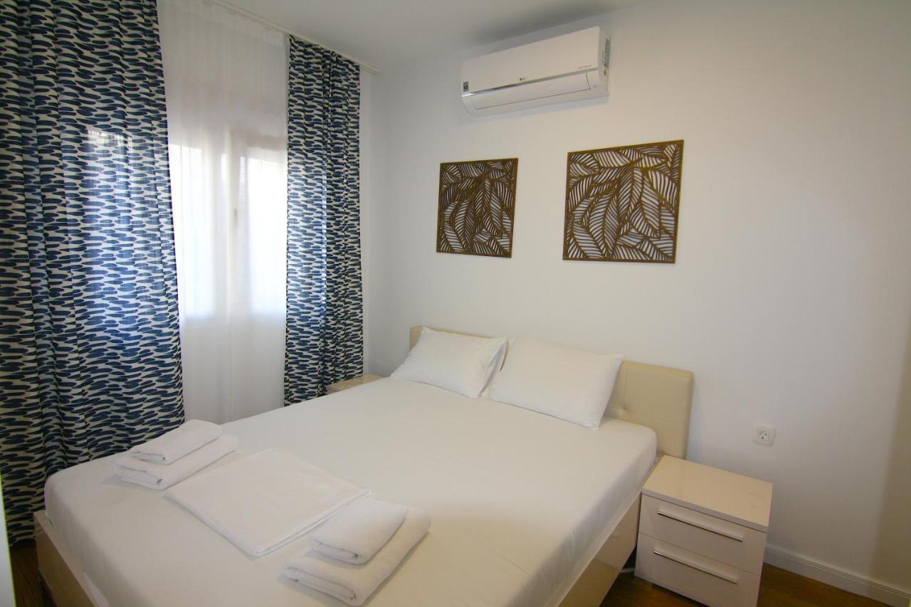 Lora Zmajeva, 7 * Budva