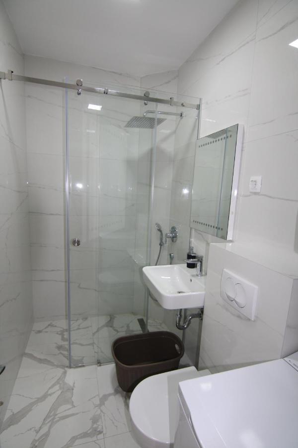 Lora Zmajeva, 7 Apartment *