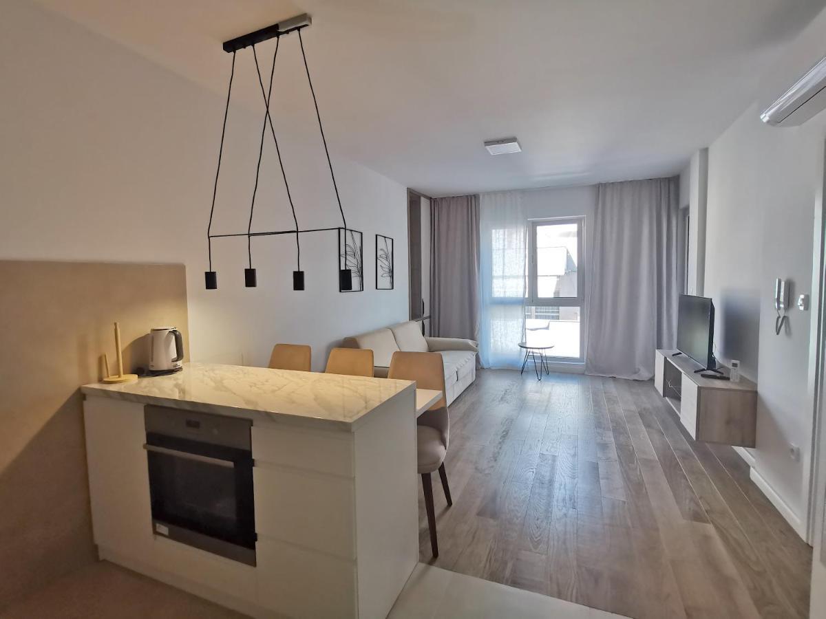 Lora Zmajeva, 7 Apartment
