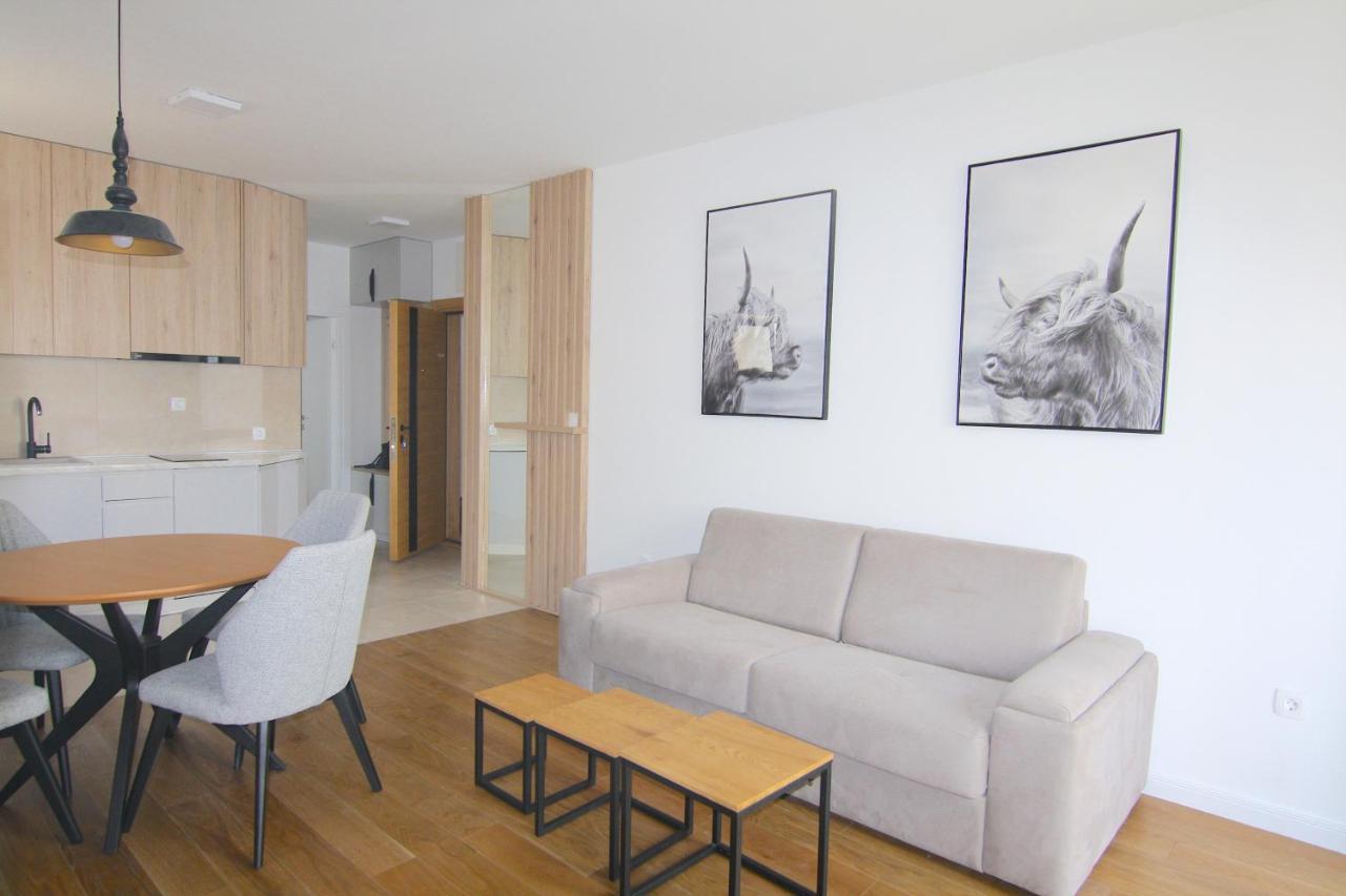 Lora Zmajeva, 7 * Budva