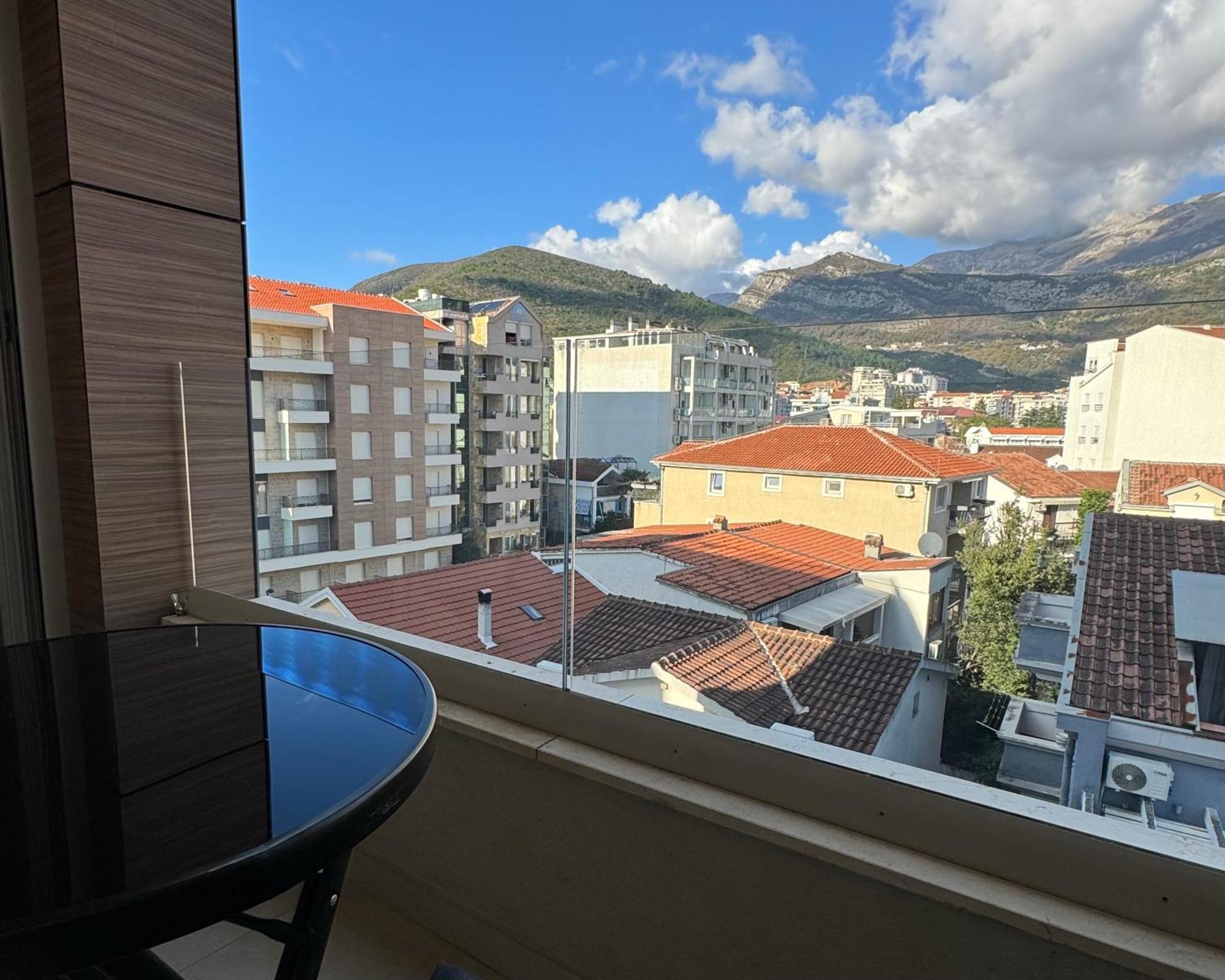 Lora Zmajeva, 7 Budva
