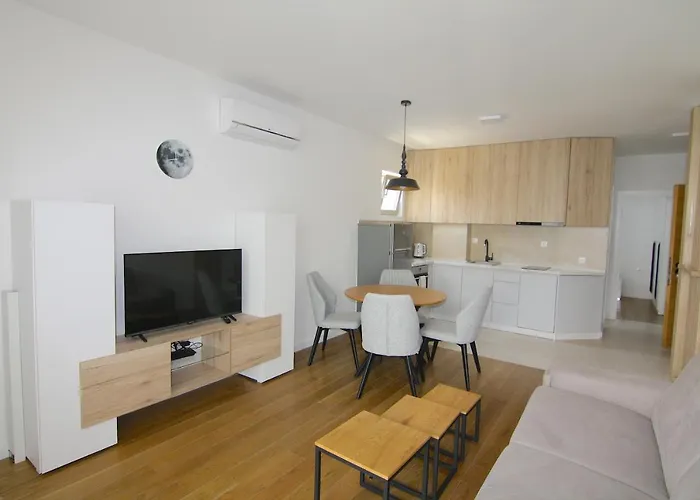 Apartments Lora Zmajeva, 7