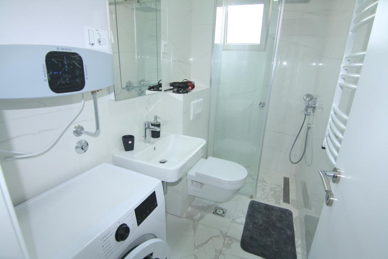 Apartment Lora Zmajeva, 7 *